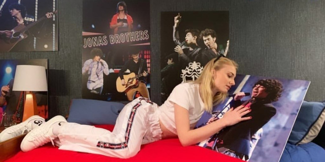 Sophie Turner Hilariously Fangirls Over a Poster of Joe Jonas