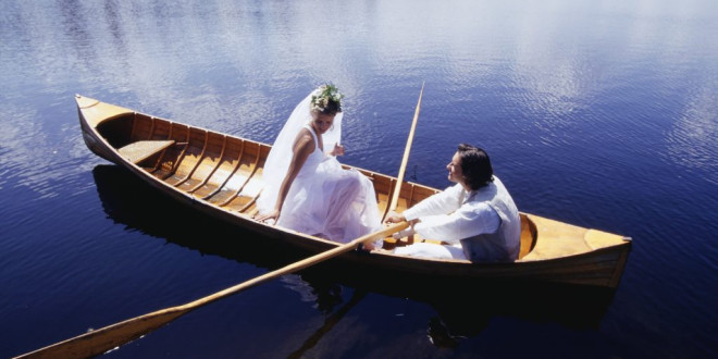 Couple Hilariously Falls Out of a Boat During Pre-Wedding Photo Shoot