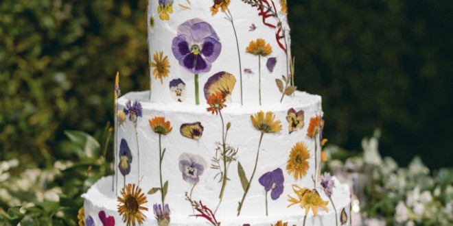 10 Ways to Decorate a White Wedding Cake, So It's Anything But Boring